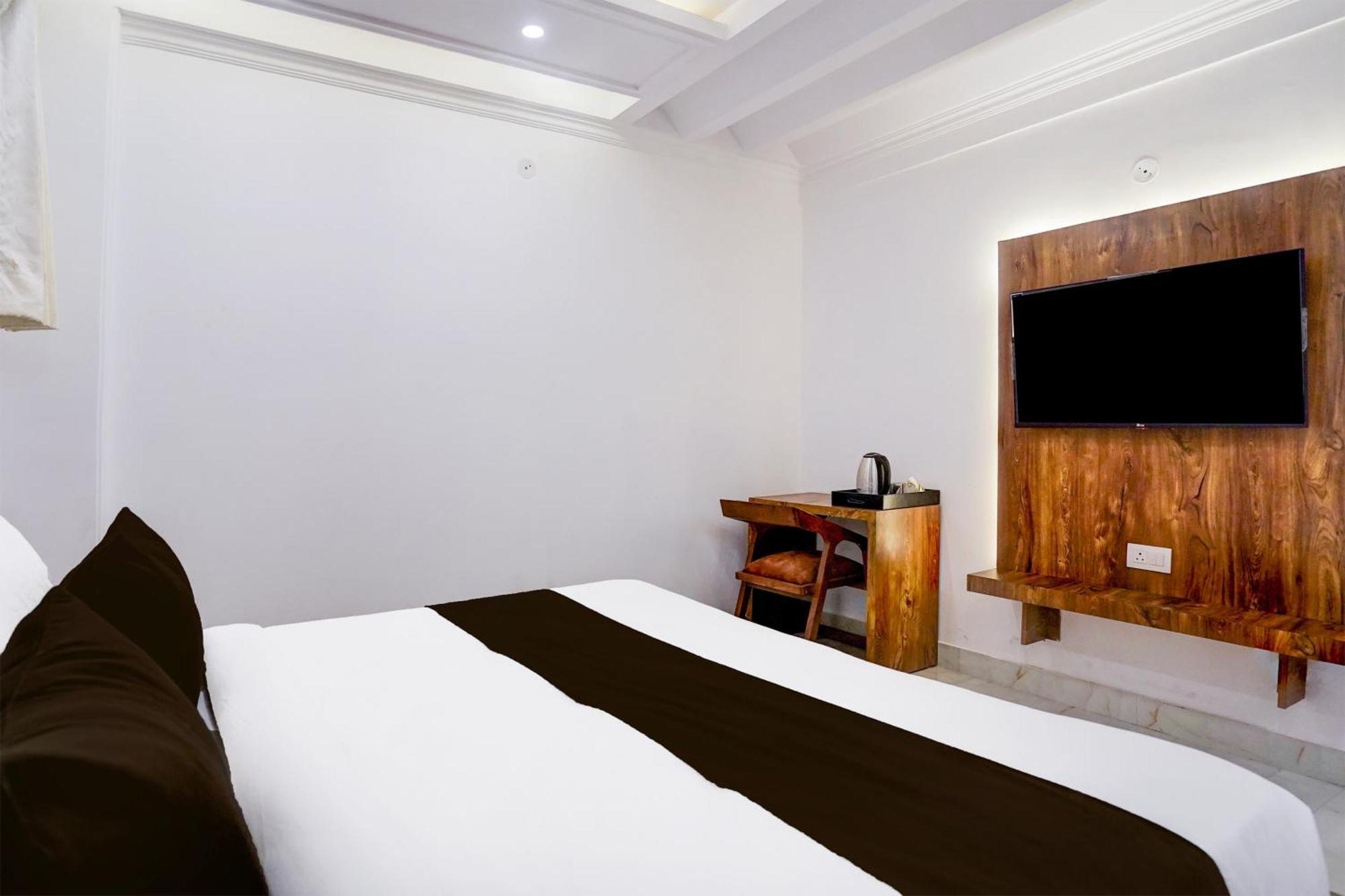 Townhouse Hotel Grand Emporio By Sbg Near Vaishali Metro Station Ghaziabad Buitenkant foto
