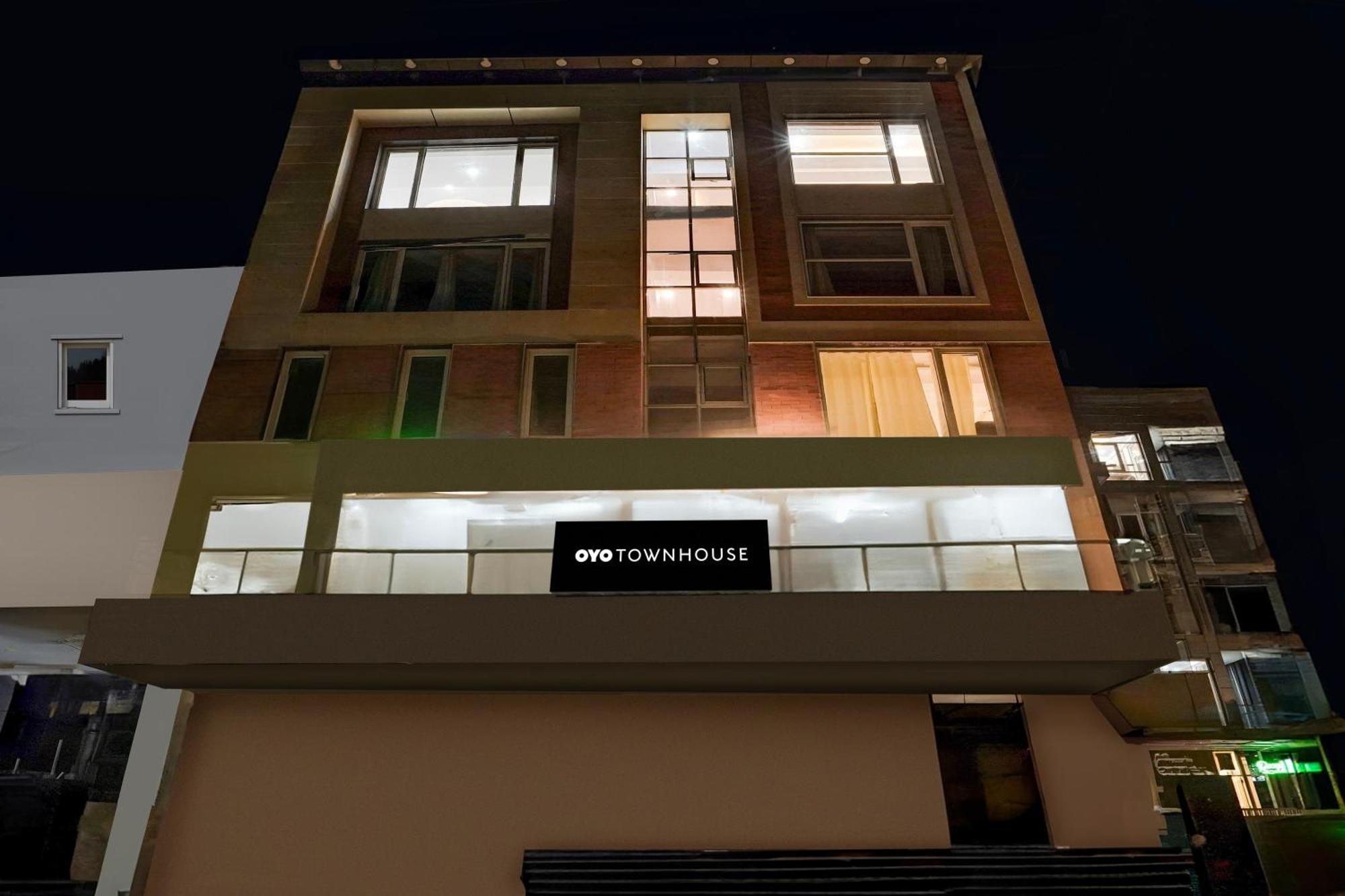 Townhouse Hotel Grand Emporio By Sbg Near Vaishali Metro Station Ghaziabad Buitenkant foto