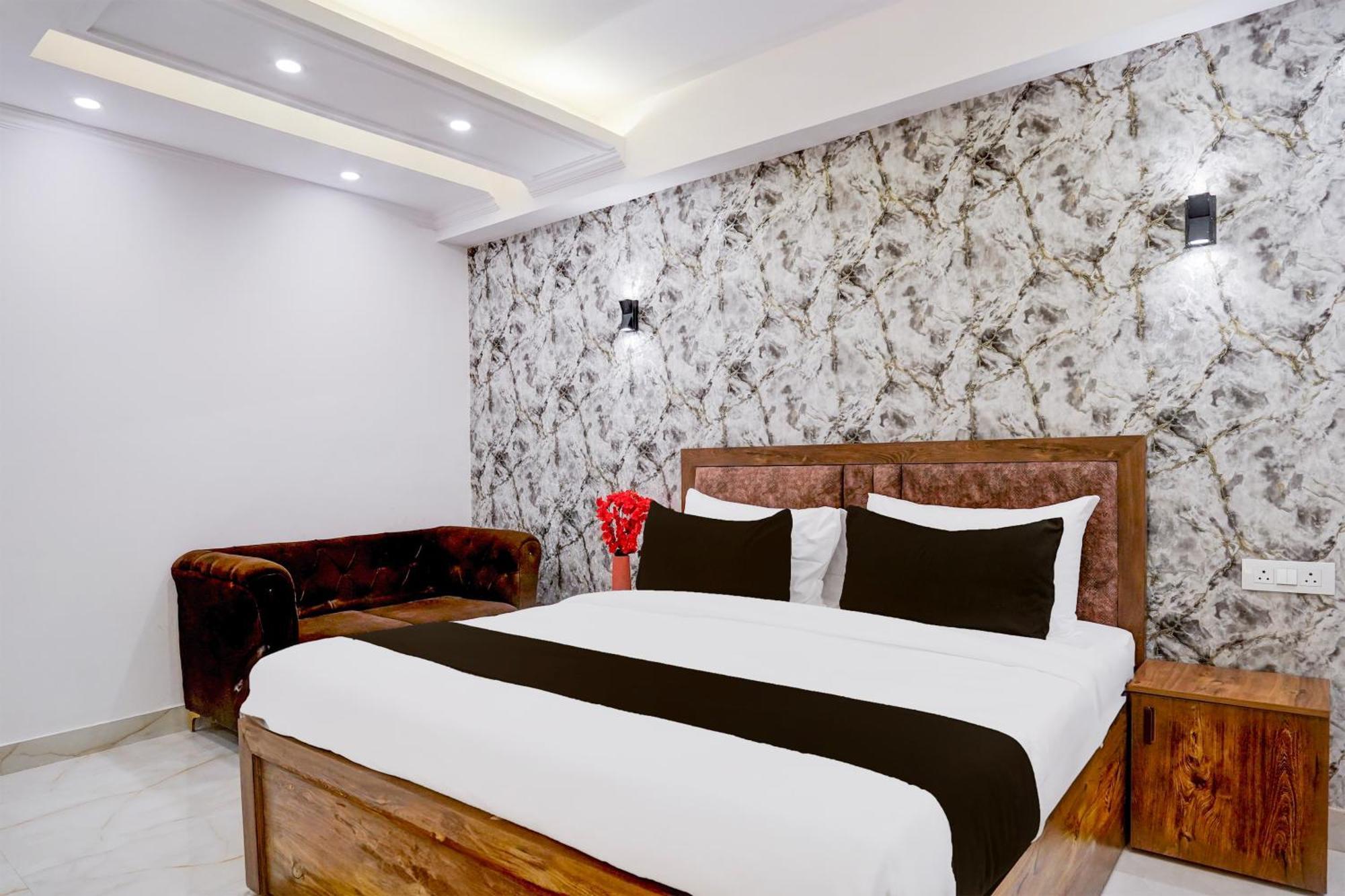 Townhouse Hotel Grand Emporio By Sbg Near Vaishali Metro Station Ghaziabad Buitenkant foto