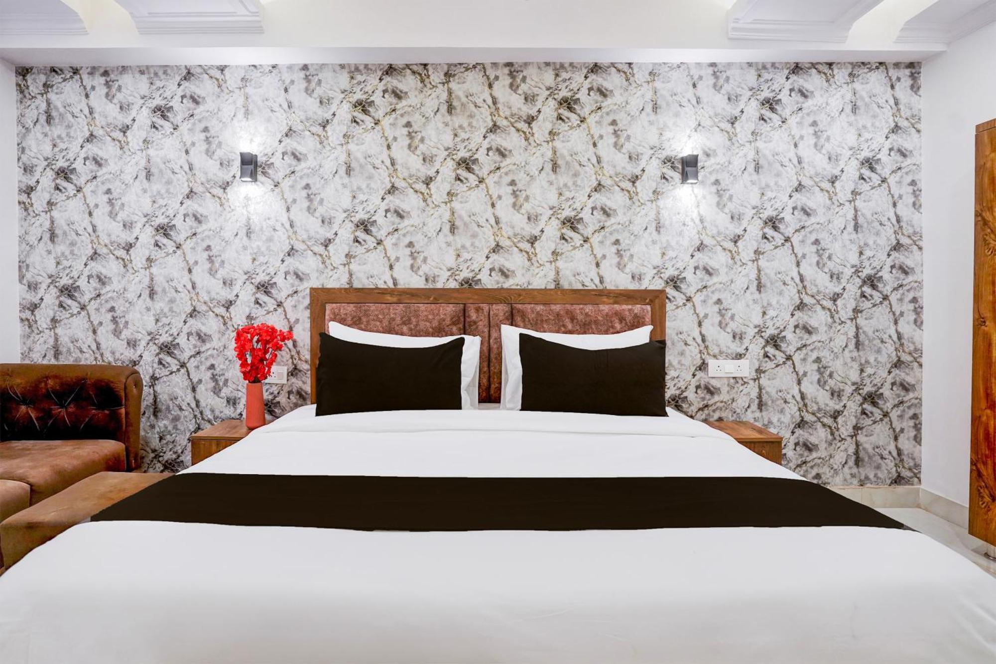 Townhouse Hotel Grand Emporio By Sbg Near Vaishali Metro Station Ghaziabad Buitenkant foto