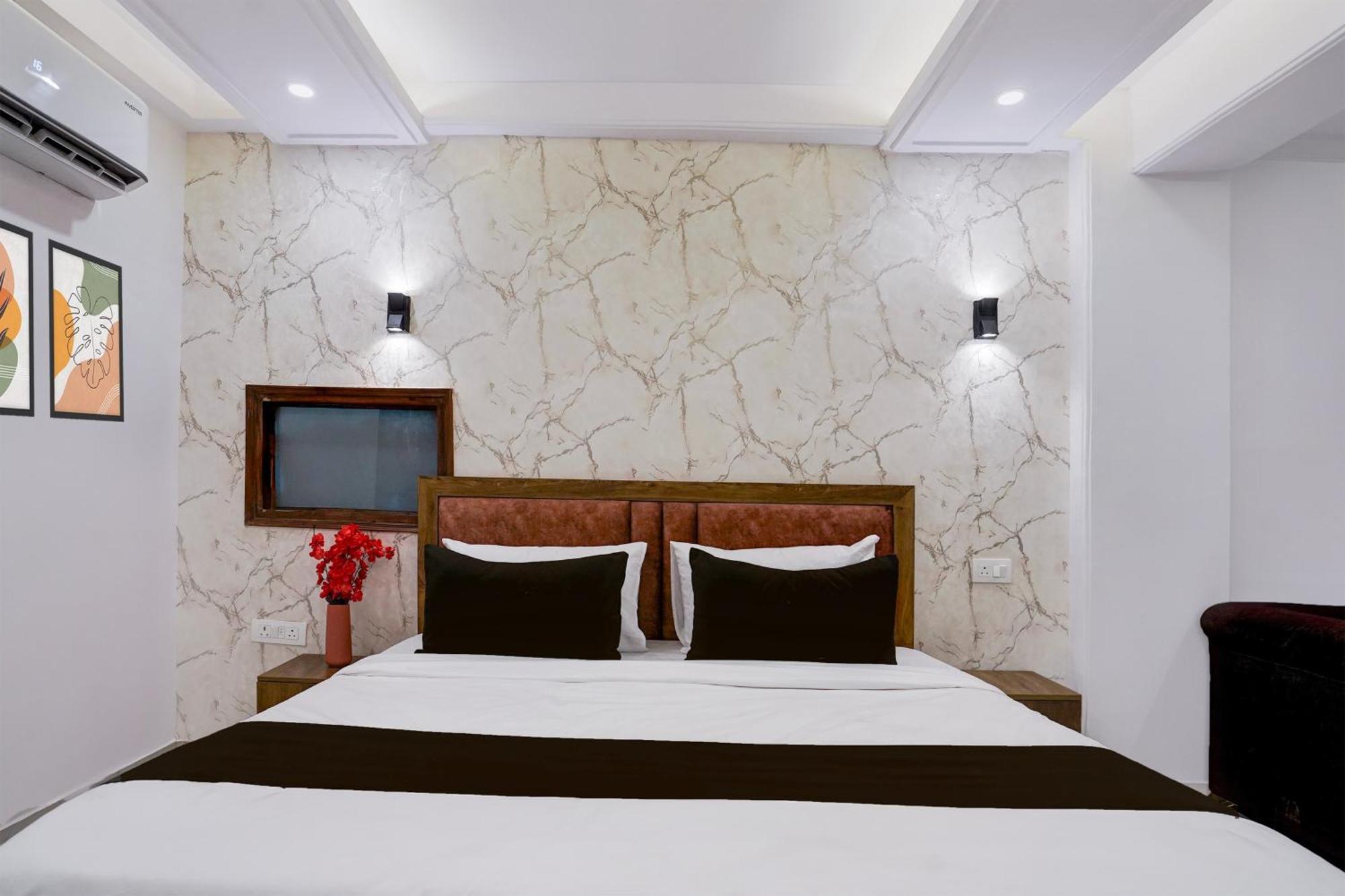 Townhouse Hotel Grand Emporio By Sbg Near Vaishali Metro Station Ghaziabad Buitenkant foto