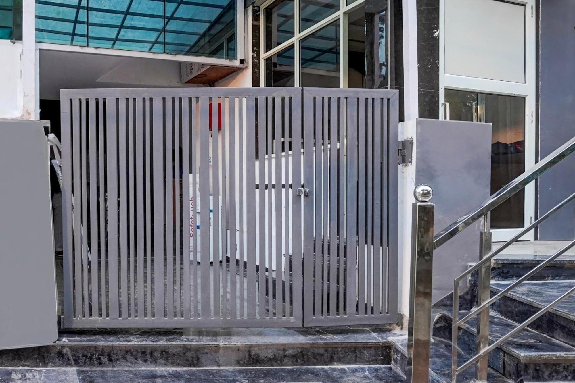 Townhouse Hotel Grand Emporio By Sbg Near Vaishali Metro Station Ghaziabad Buitenkant foto