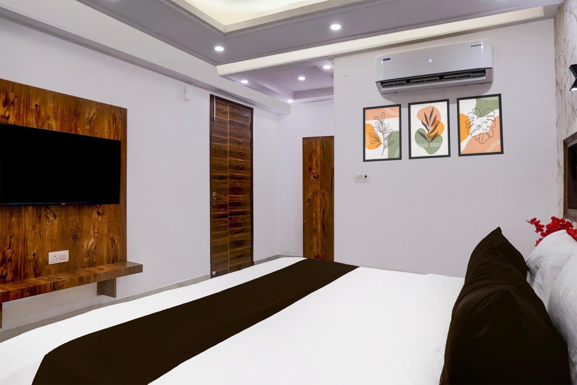 Townhouse Hotel Grand Emporio By Sbg Near Vaishali Metro Station Ghaziabad Buitenkant foto