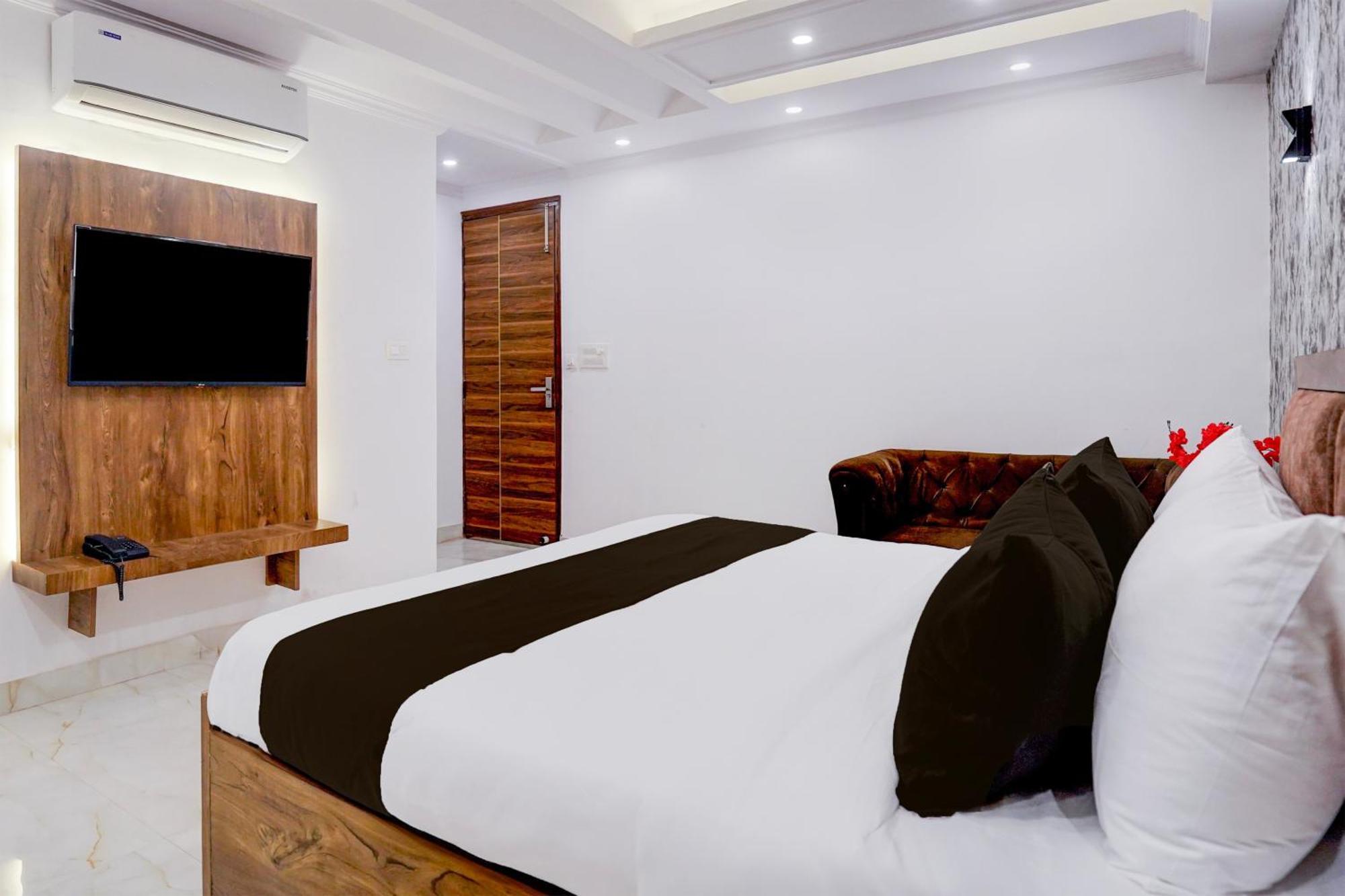 Townhouse Hotel Grand Emporio By Sbg Near Vaishali Metro Station Ghaziabad Buitenkant foto